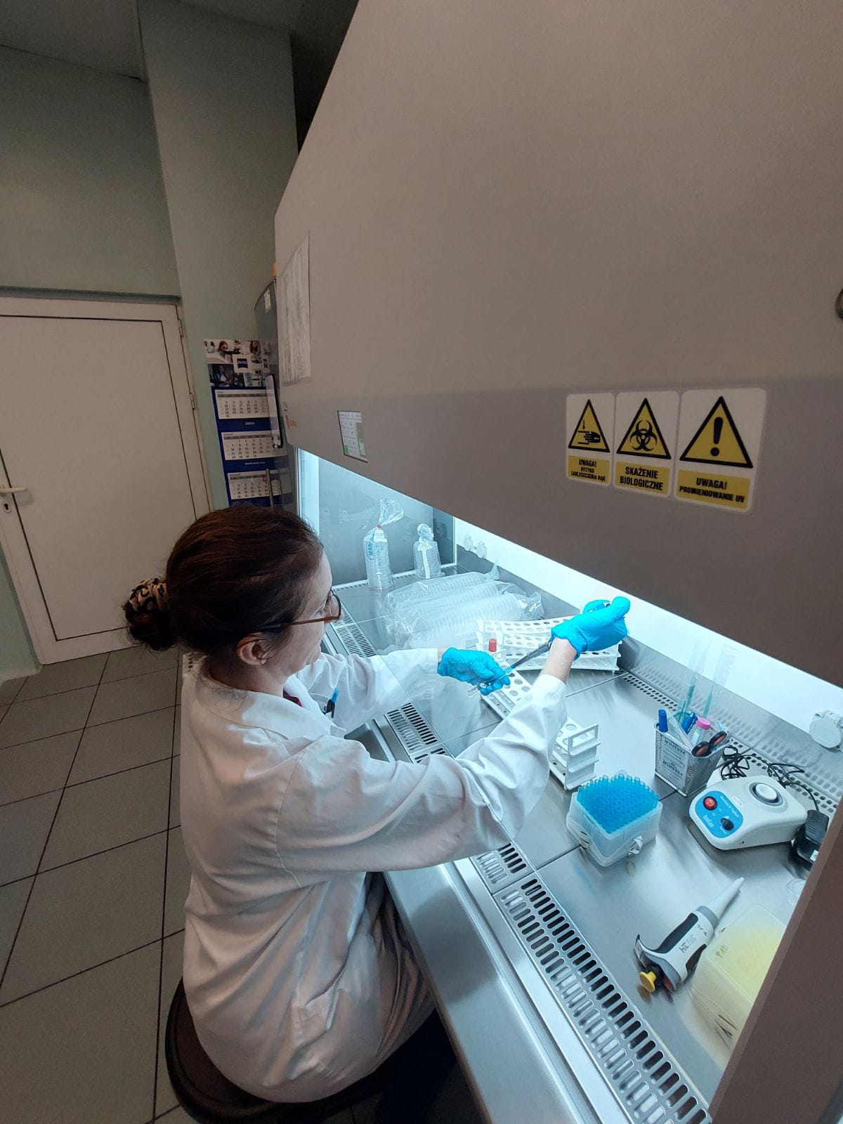laborant z probówkami